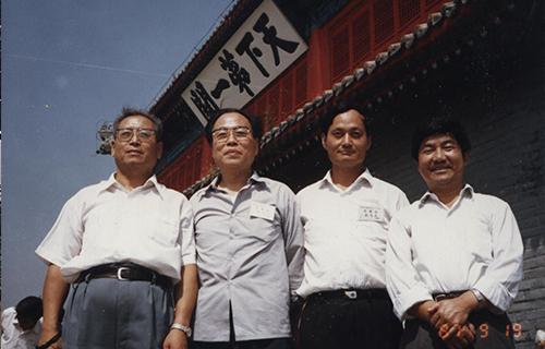 19研究院所联谊会秘书长在山海关（1985）